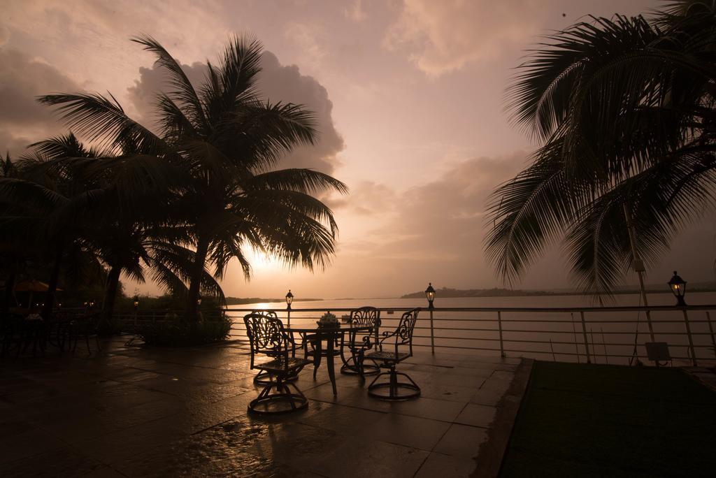 Deltin Palms Riverfront Panaji Exteriör bild